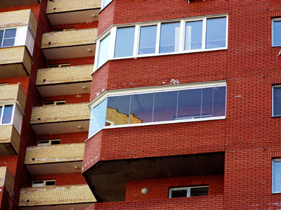 Чем остеклить балкон – алюминием или пластиком?