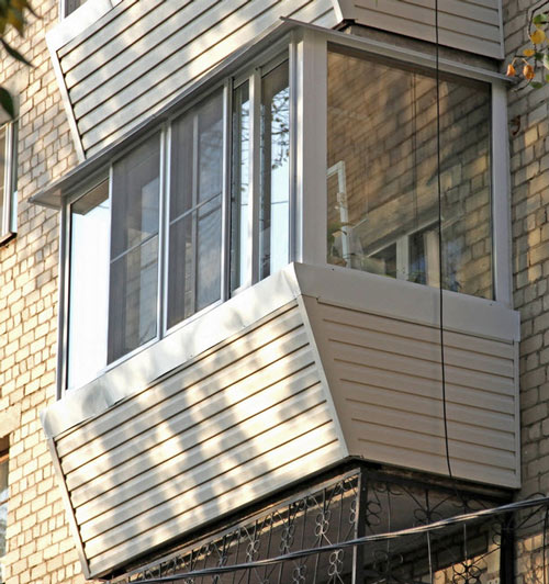 П-образный балкон с внешней отделкой из сайдинга